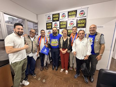 La delegación con dirigentes del SinSaúdeSP en la sede del sindicato