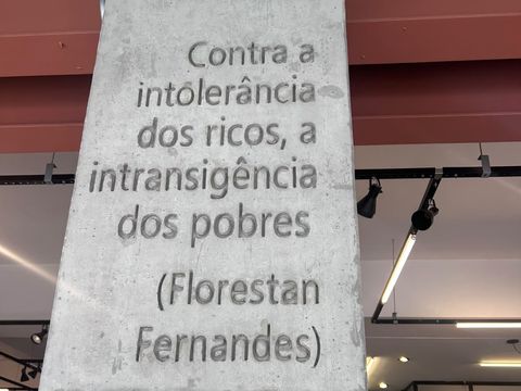 Cita del sociólogo brasileño Florestan Fernandes en São Paulo